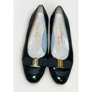 VTG FERRAGAMO Vara bow-embellished Black leather pumps 8 Gold Logo Preppy Luxury